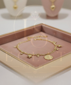 pulsera con dijes de corazones y medalla