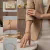 pulsera con dijes de corazones y medalla