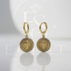 aretes tipo candonga con diseño de trenza